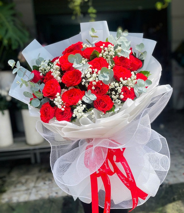 Bó hoa hồng đỏ Mỹ Tho Tiền Giang gói kiểu Hàn Quốc, đơn giản mà tinh tế.
