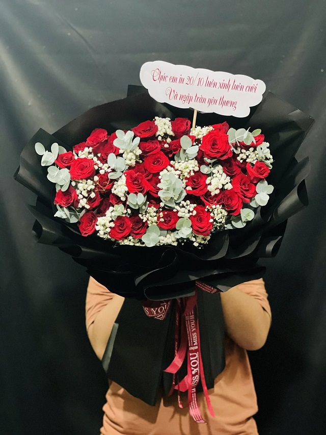 “Bó hoa hồng đẹp tại Thanh Hóa với tông đỏ sang trọng, được thiết kế tinh tế bởi shop hoa tươi uy tín.”