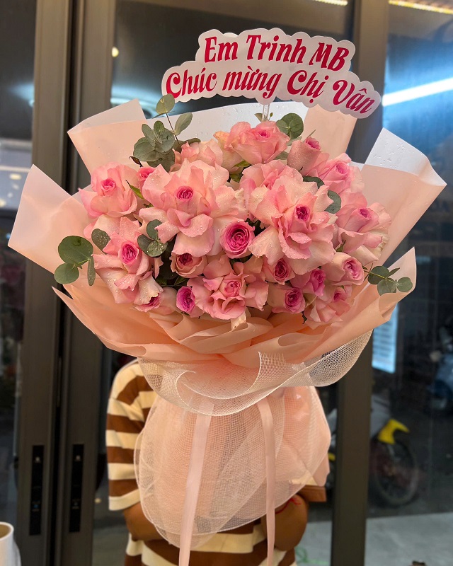 Hình ảnh bó hoa tươi Tiền Giang được thiết kế tinh tế, phối sắc nhẹ nhàng, phù hợp tặng sinh nhật và các dịp đặc biệt.