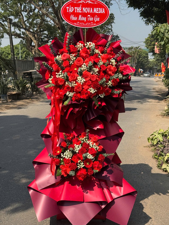 Hoa khai trương ở Huế thiết kế sang trọng, tông đỏ nổi bật, giao nhanh trong ngày.