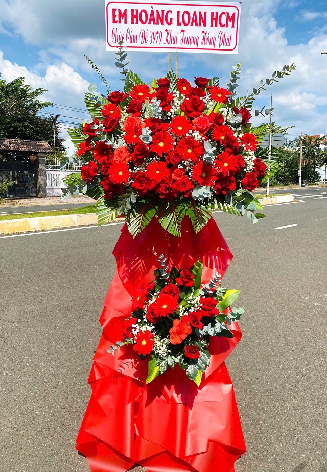 Mẫu hoa khai trương tại Tiền Giang nổi bật với tone đỏ sang trọng, được thực hiện bởi đội ngũ thợ hoa chuyên nghiệp.
