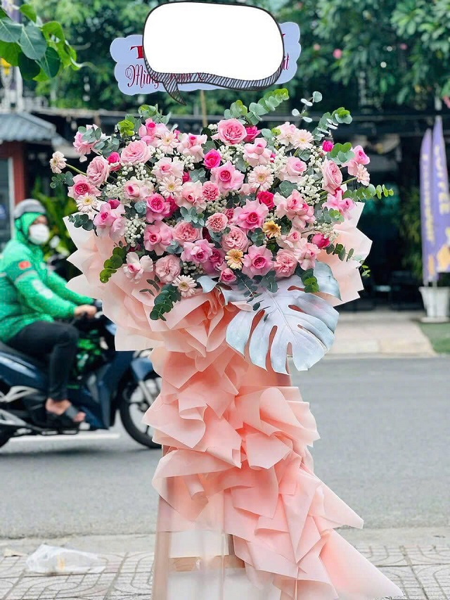 Kệ hoa chúc mừng hồng pastel