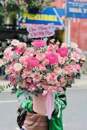 Giỏ hoa tông hồng