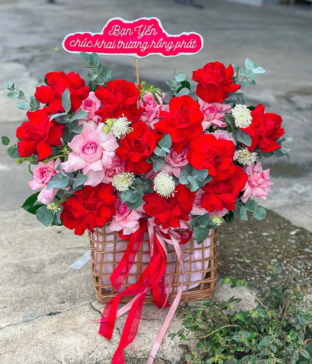 Giỏ hoa chúc mừng tông đỏ hồng