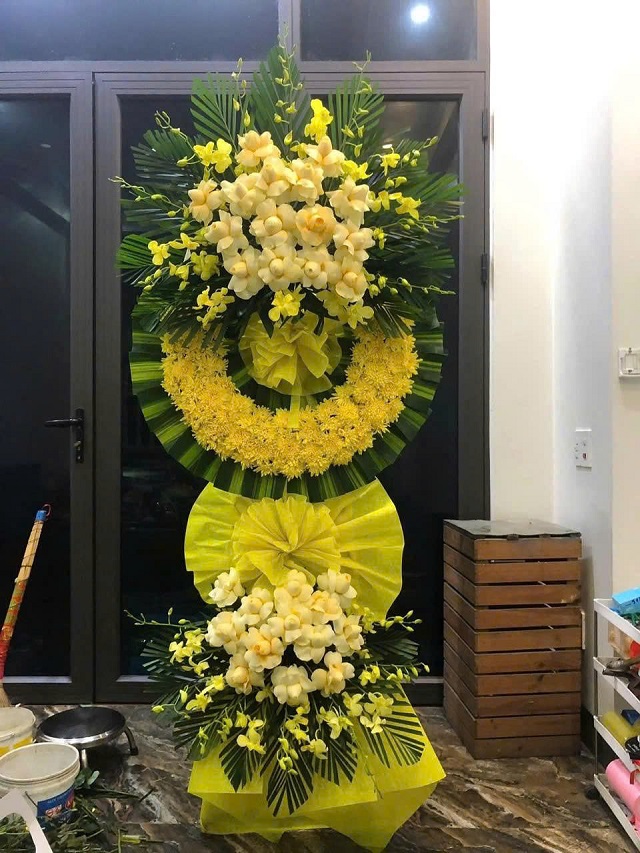 Kệ hoa viếng tang màu vàng