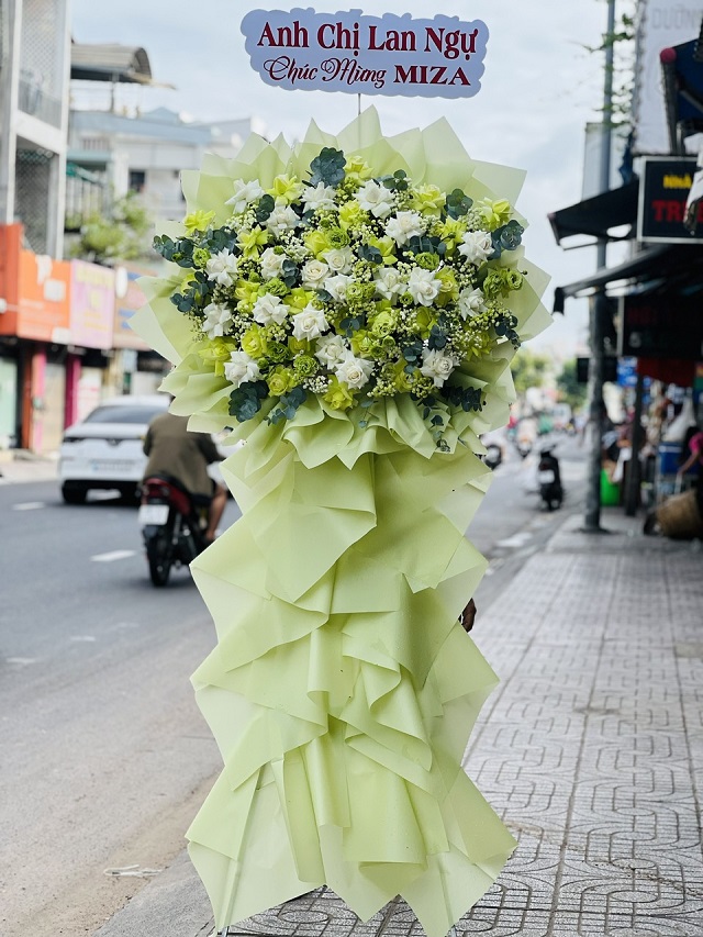 Kệ hoa khai trương màu xanh lá