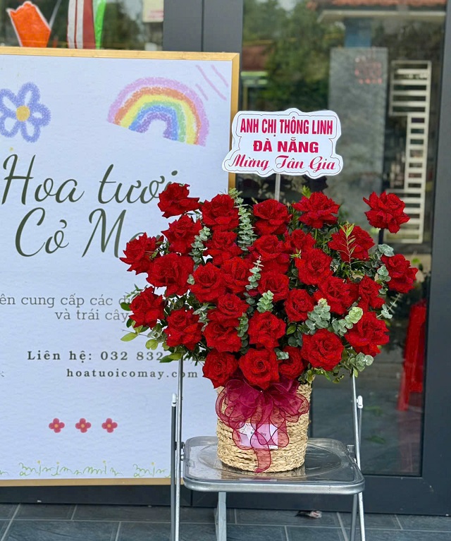 Giỏ hoa chúc mừng tông đỏ