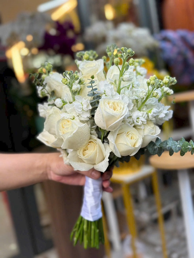 Bó hoa cưới tông trắng đơn giản nhưng không kém phần xinh đẹp