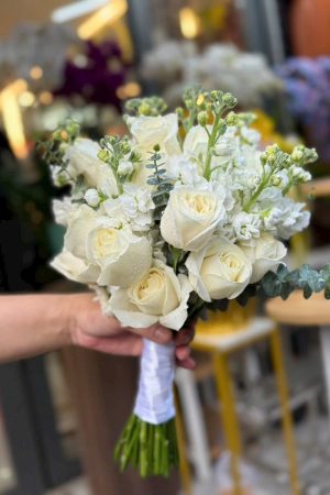 Bó hoa cưới kết hợp hồng trắng và phi yến trắng thanh lịch